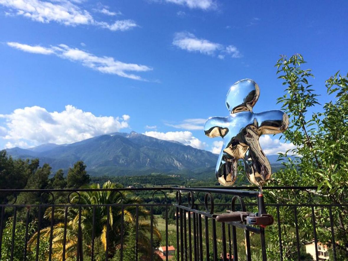 Le Bonhomme de Henri Inglesis face au Canigou - Casa ilicia - maison d'hote et galerie d'Art