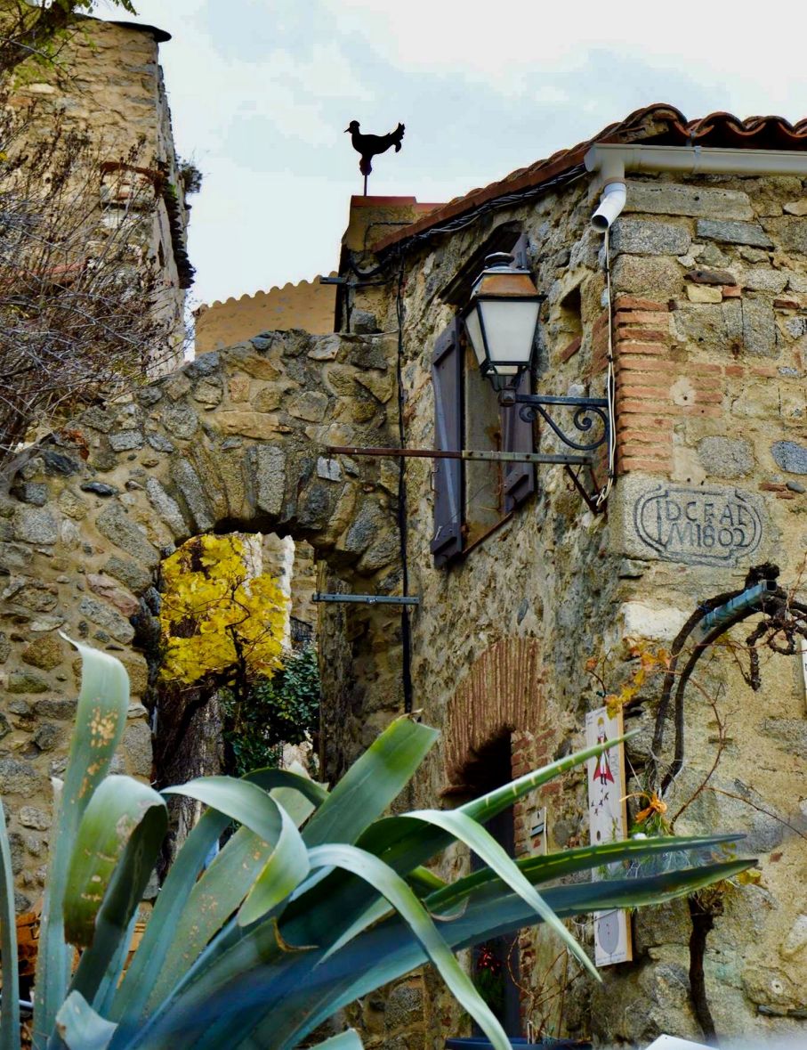 ruelles pittoresques du village d'Eus en pays catalan Occitanie - France