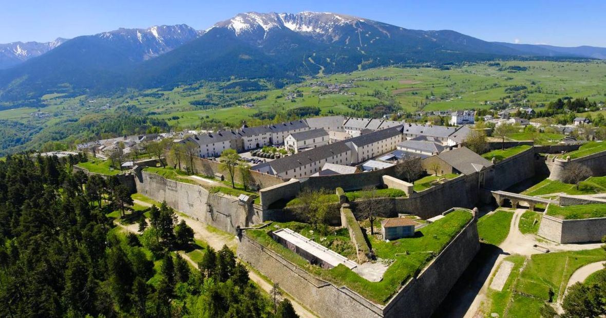 Citadelle de Mont Louis et accès au plateau de Cerdagne face au Cambre d'Aze