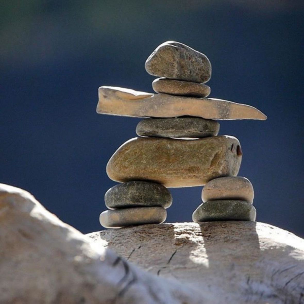 inukshuk art mégalitique stone balance