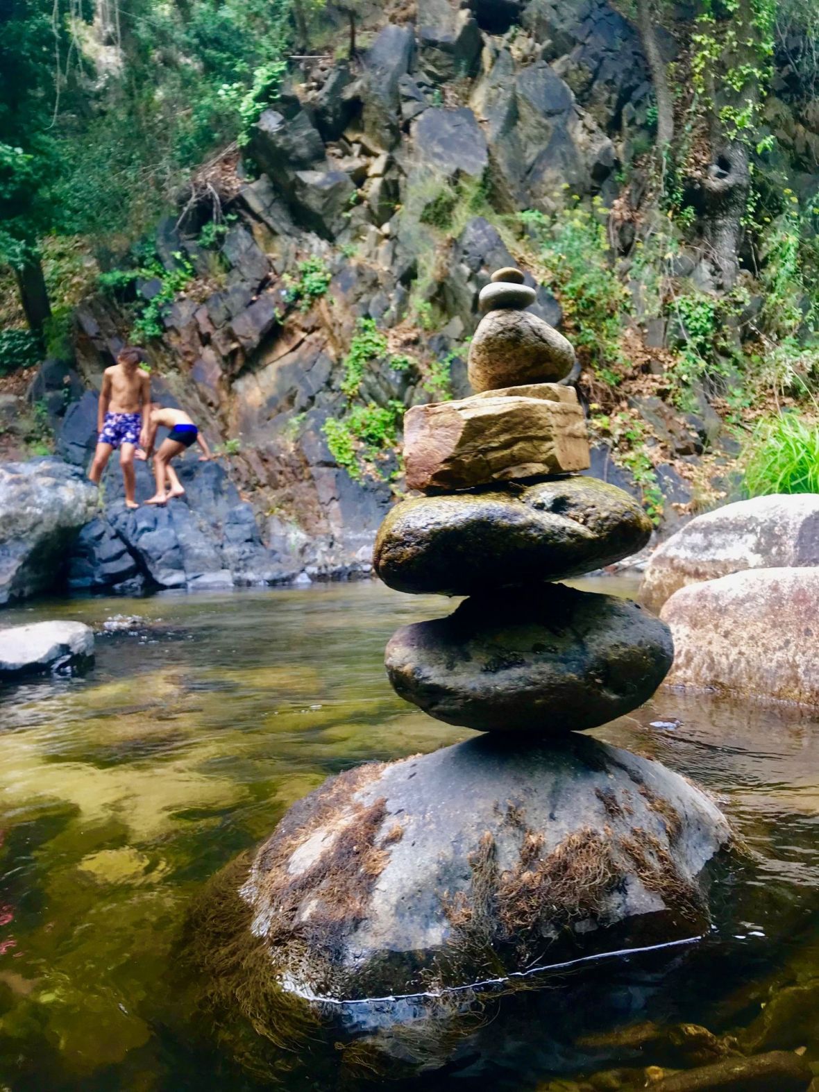 pratique stone balancing empilement de cailloux rockbalancing Stone Balancing - Spot de Jeux d'équilibres éphémères