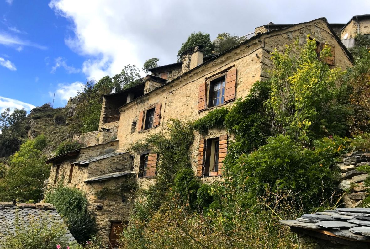 llar maison typique lloses pierres