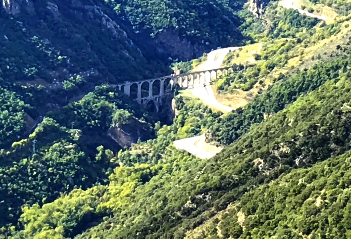 Vue sur la vallée de la Têt la RN116 et le pont Séjourné