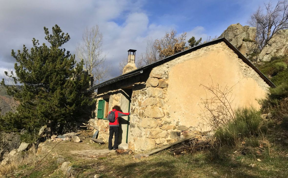Sentier spectaculaire de la Corniche des Gorges de la Carança thues entre valls bains chauds randonnée nature