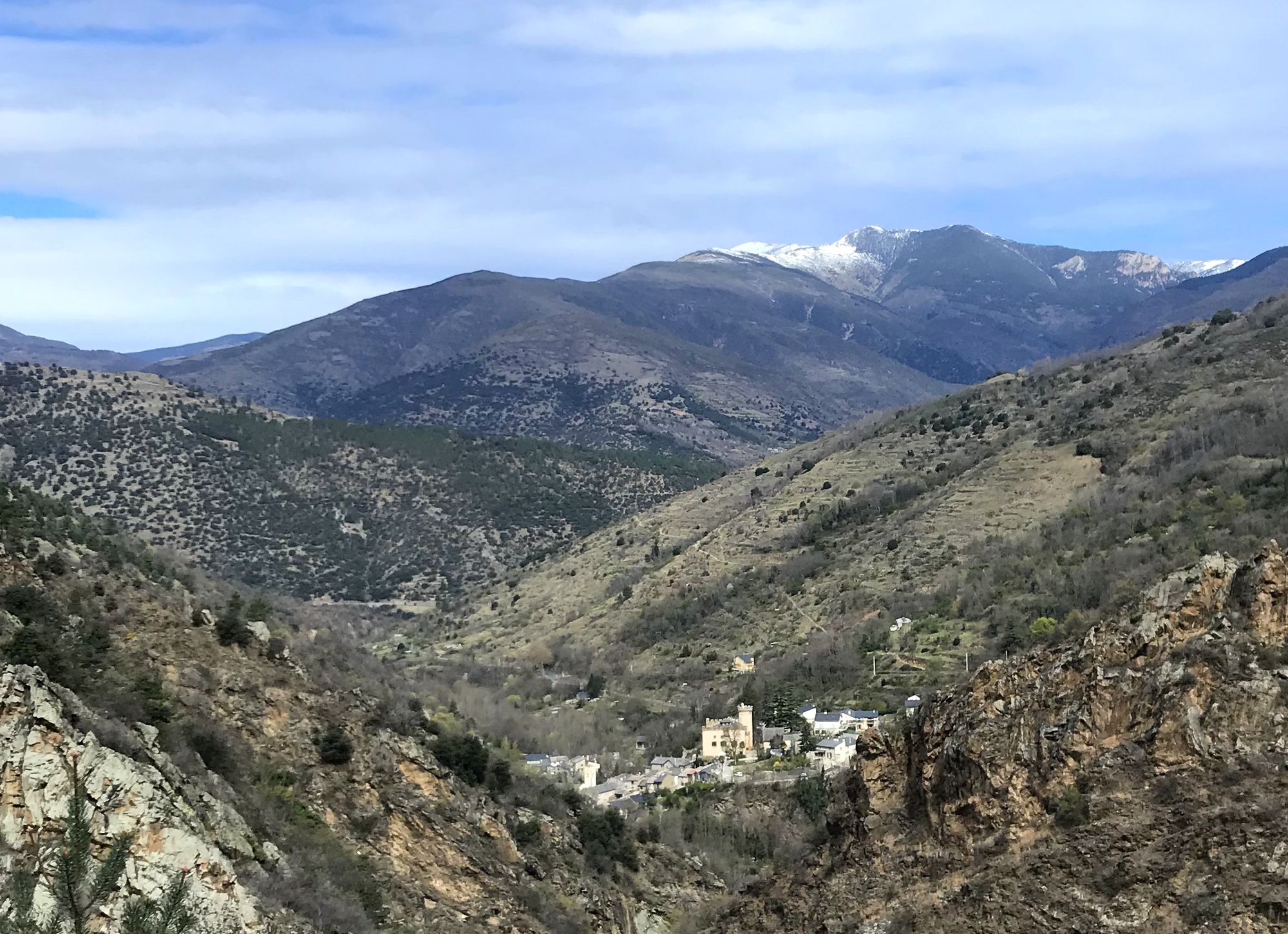 Le village de Nyer avec au loin le pic de la Pelade - Massif du Madres