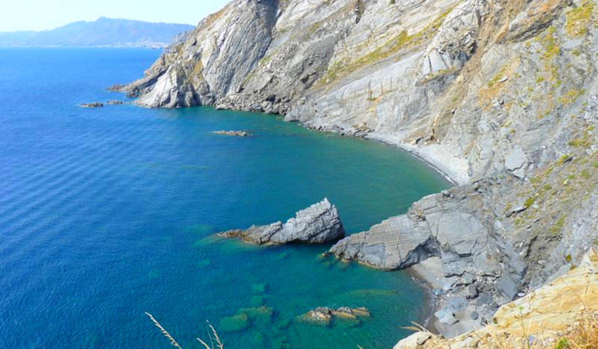 plage de Cerbère - Crique sauvage et déserte du minerai accès bateau secrète