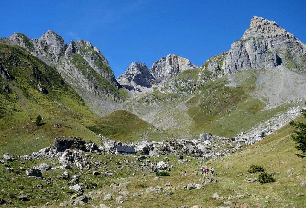 les cabanes d'Ansabière au dessus de Lescun dans la vallée d'Aspe Pyrénées Atlantiques théatre du final de tout le bleu du ciel de mélissa da costa