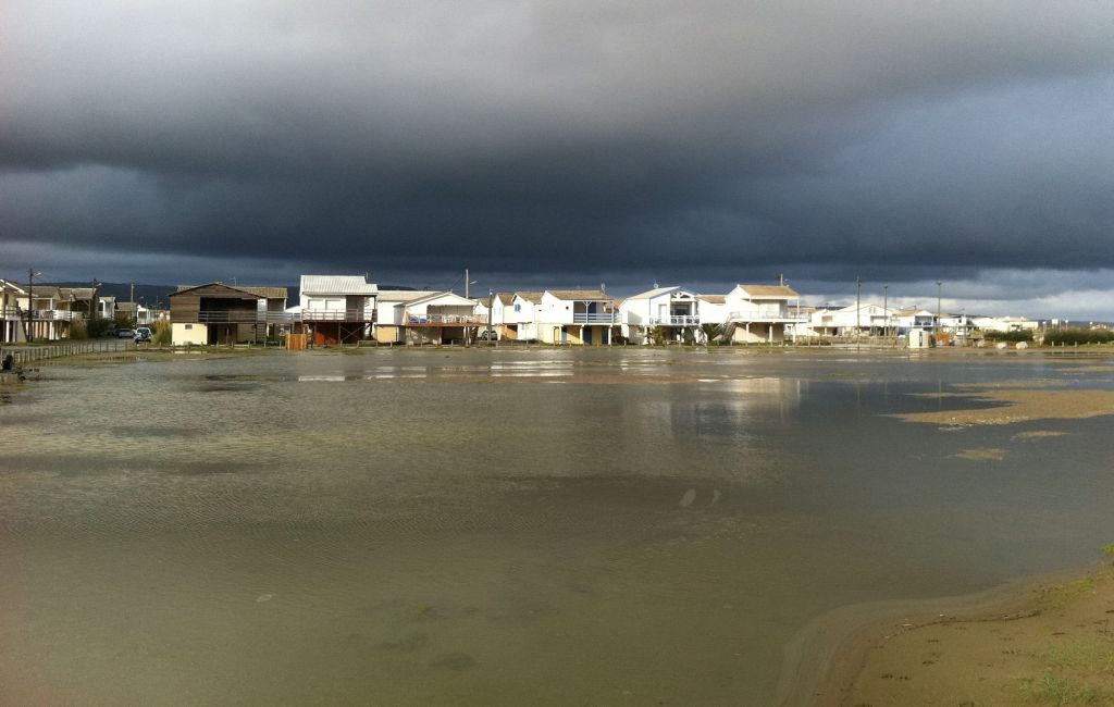 les chalets de Gruissan 37.2 le matin philippe djian jean jacques beinex betty 
 aude littorale méditerrannée tout le bleu du ciel mélissa da costa