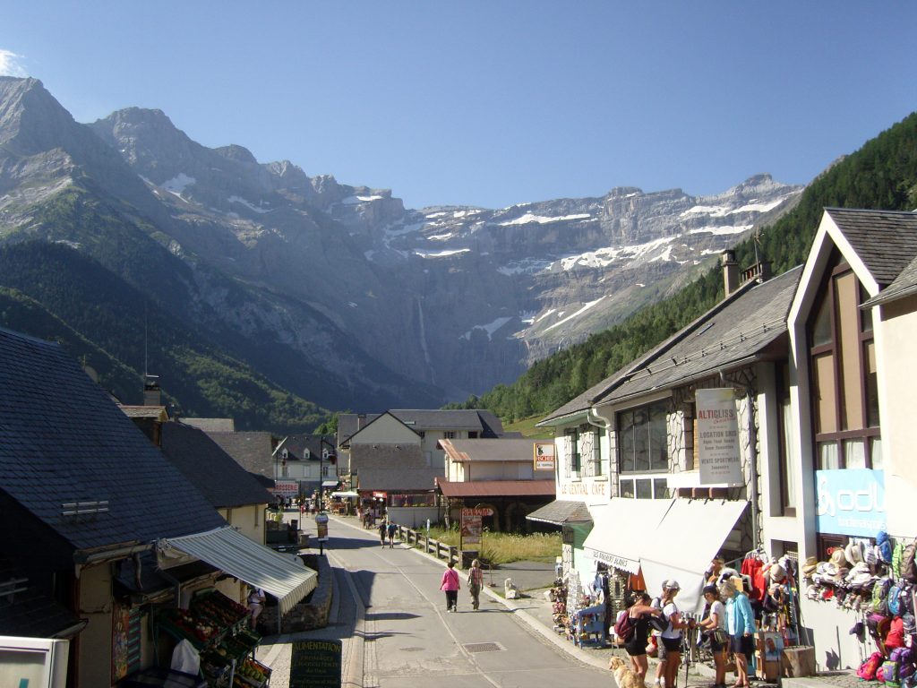 roadtrip dans les hautes pyrénées à Gavarnie Gèdre depuis la vallée de luz saint sauveur halte insolite camping car
