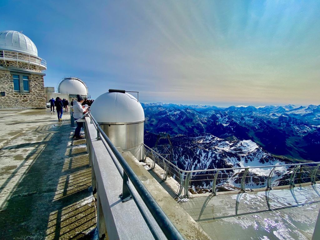 observatoire du pic du midi coucher de soleil le soir panorama