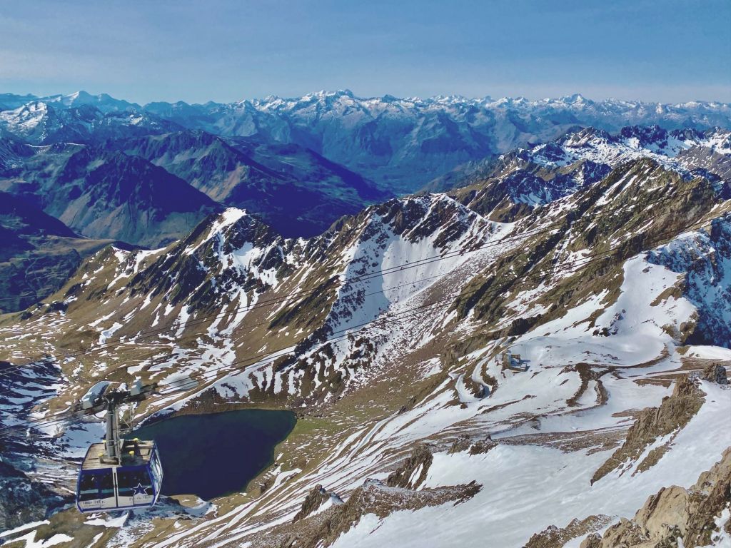 le lac d'onvet vu du pic du midi terrasse panoramique hostellerie des laquets lacquets refuge de montagne pyrénées