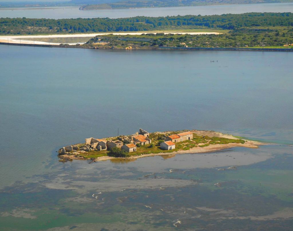 l'ile de la nadière pres de port la nouvelle dans l'aude littorale méditerrannée tout le bleu du ciel mélissa da costa visible depuisle train perpignan narbonne