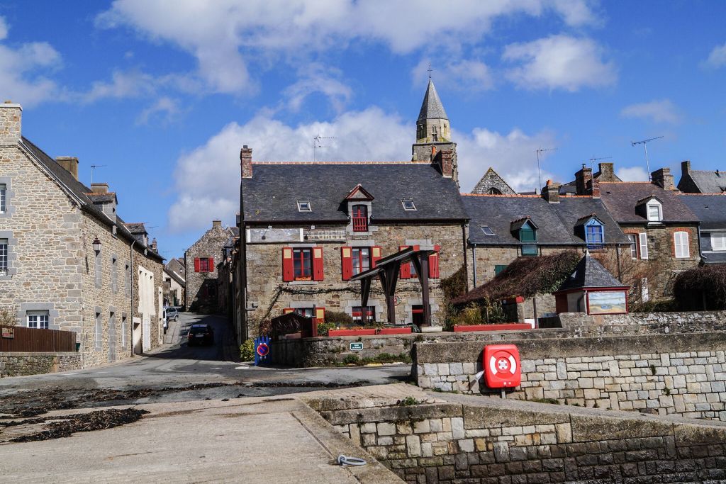 Le village de Saint Suliac école primaire village natal de Joanne dans le livre de melissa da costa