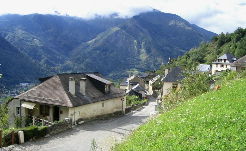 village Aas vallée ossau domaine d'hippolyte