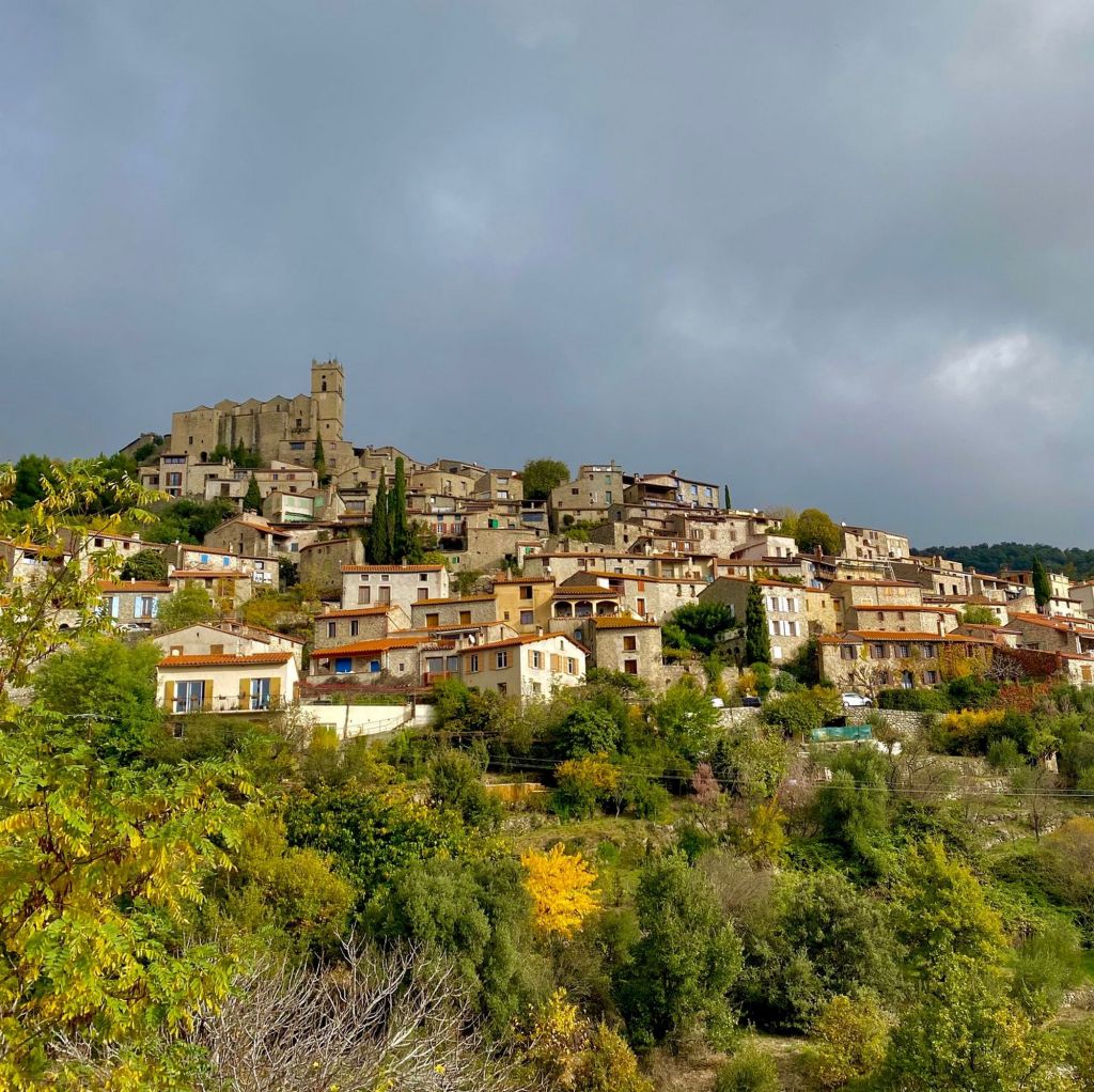 Le village médiéval d'Eus en novembre en automne 2020 voyage en camping car dans les pyrénées orientales site incontournable 66