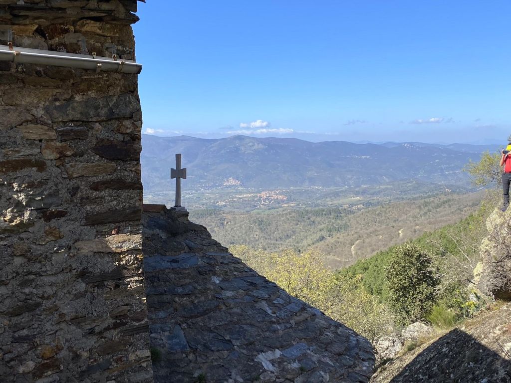 La petite chapelle de Sant Esteve dels Pomers vue vallée