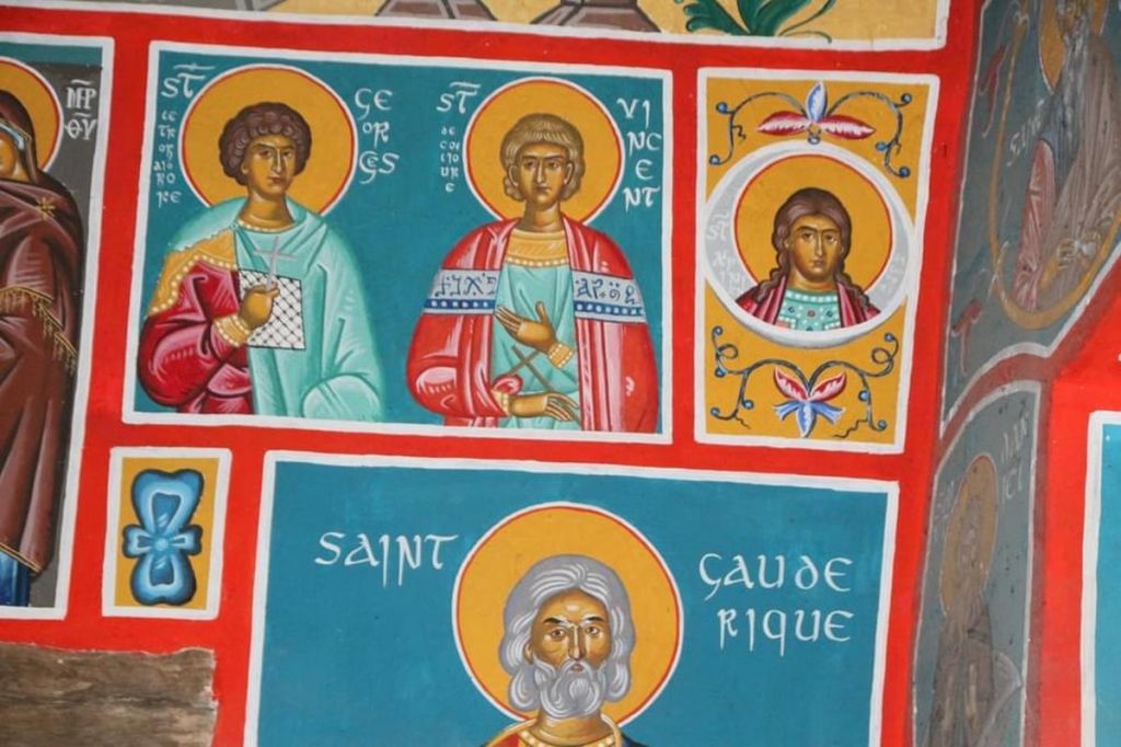 Chapelle petit ermitage orthodoxe canigou cassien iconnes peintes colorées
