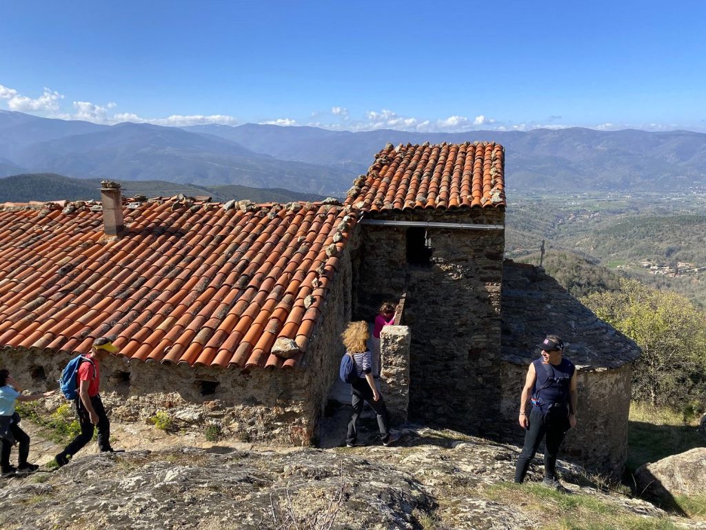 La petite chapelle de Sant Esteve dels Pomers clara