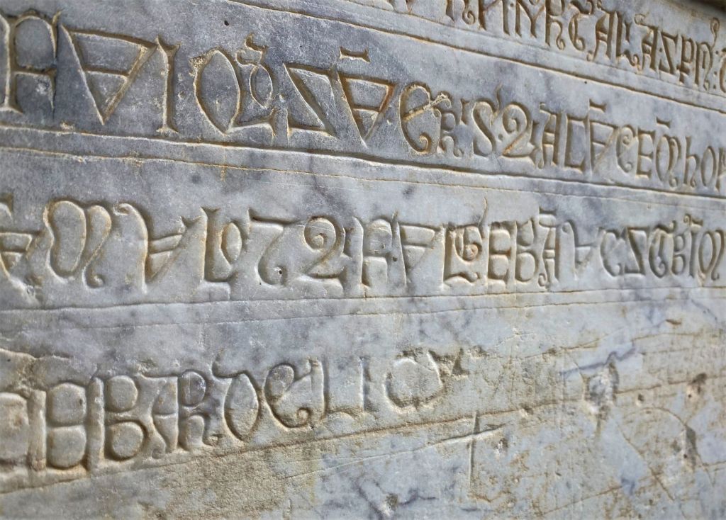 codex glyphe mystérieuse chapelle pyrénées