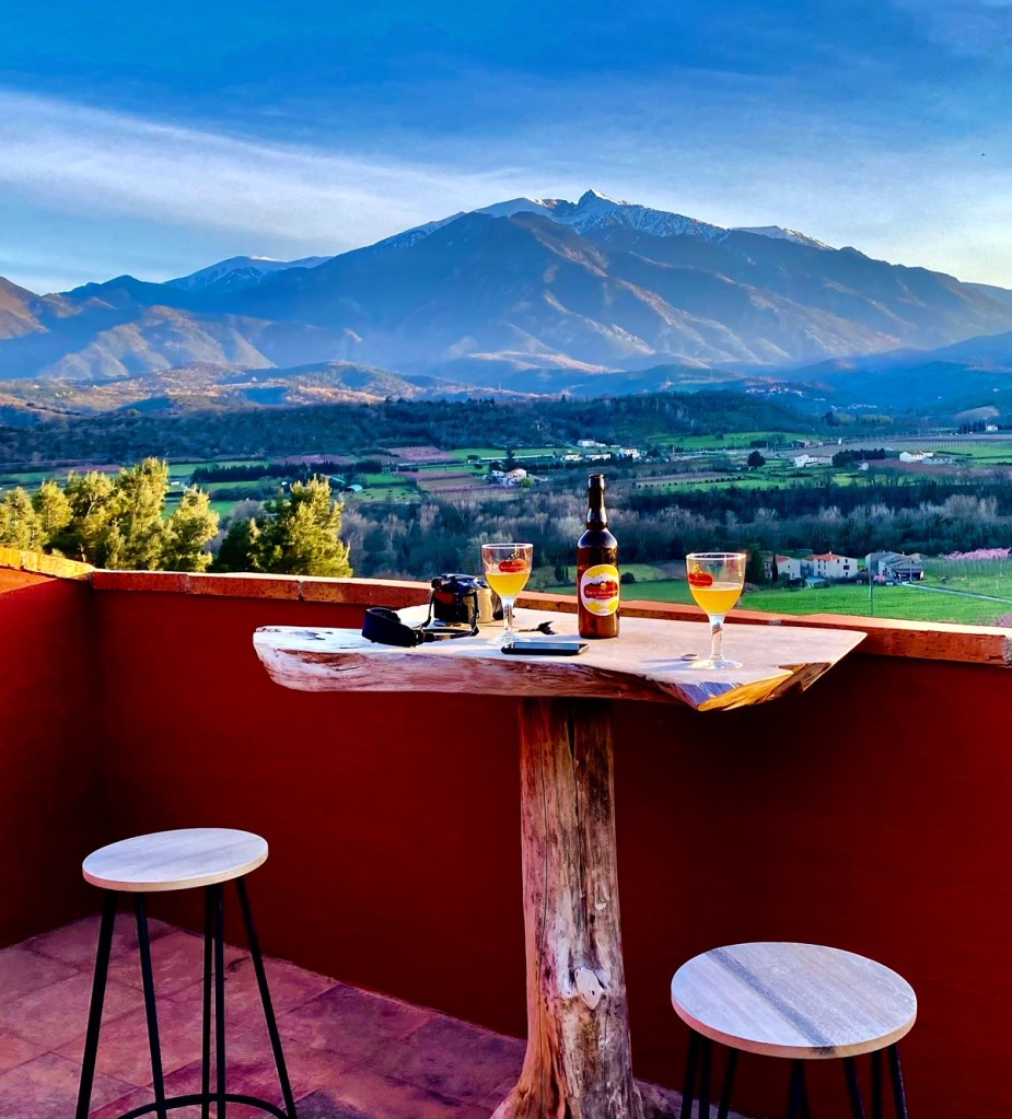 Apéro sur la terrasse ouverte de la suite Nuit étoilée suite nuit insolite perché panoramique pas cher pyrenees