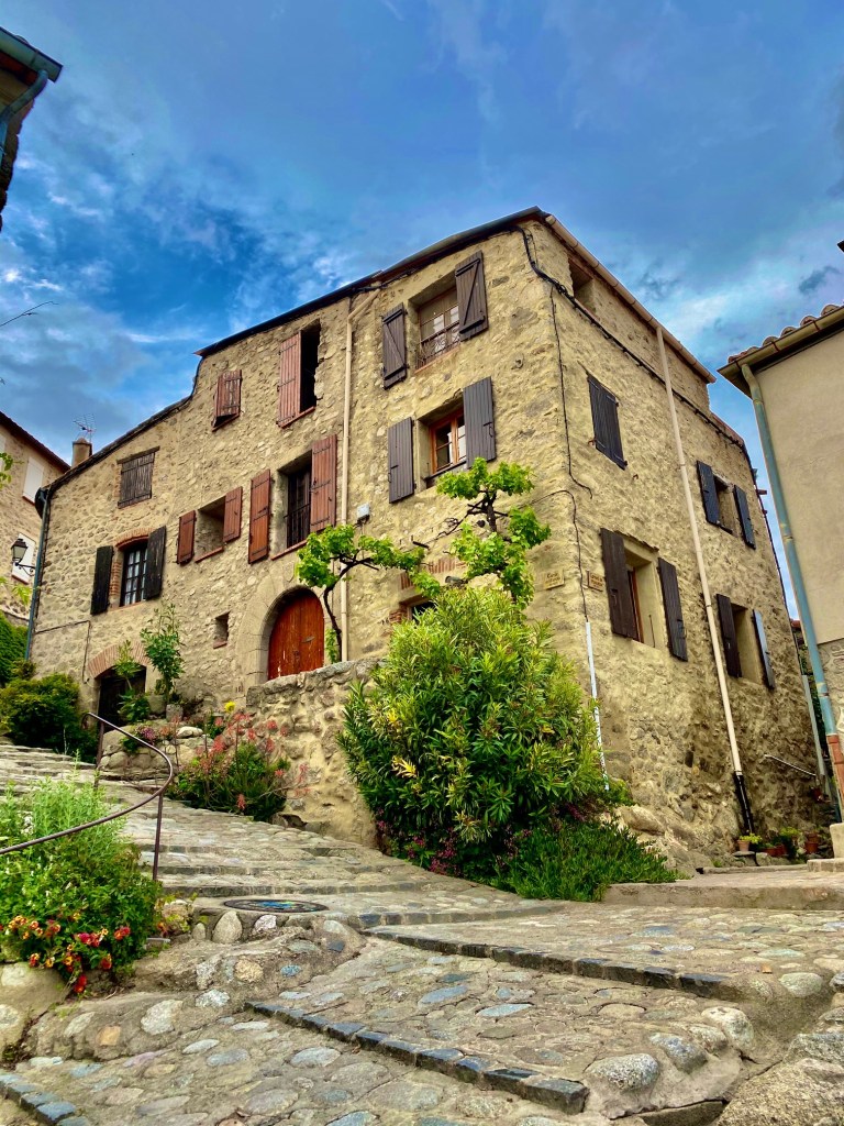 ruelle pavées authentiques village eus 66