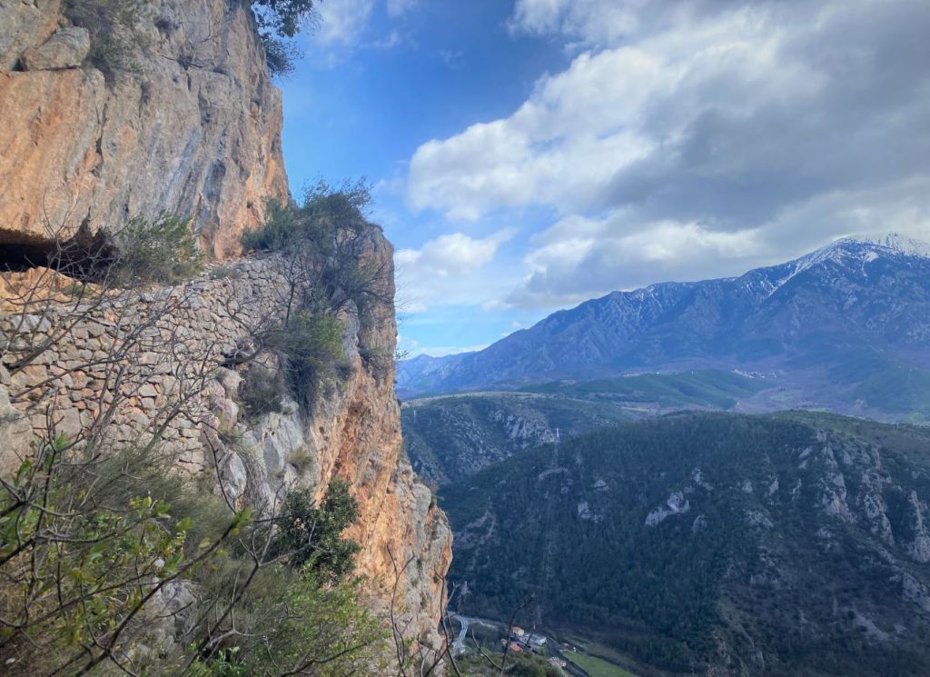 sentier en corniche pyrénées serdinya villefranche