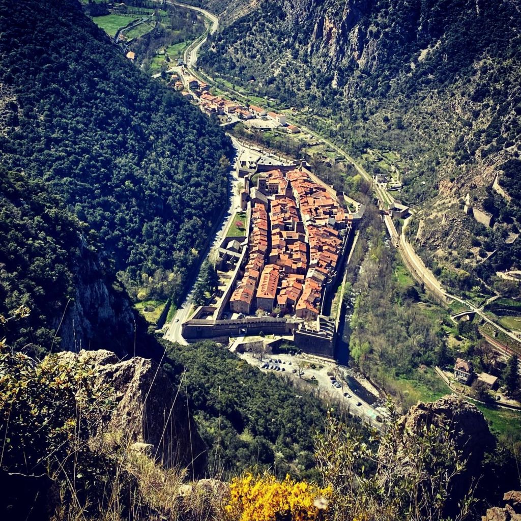 village fortifié de villefranche de conflent muraille vauban vue aerienne depuis le plateau d'ambulla ria