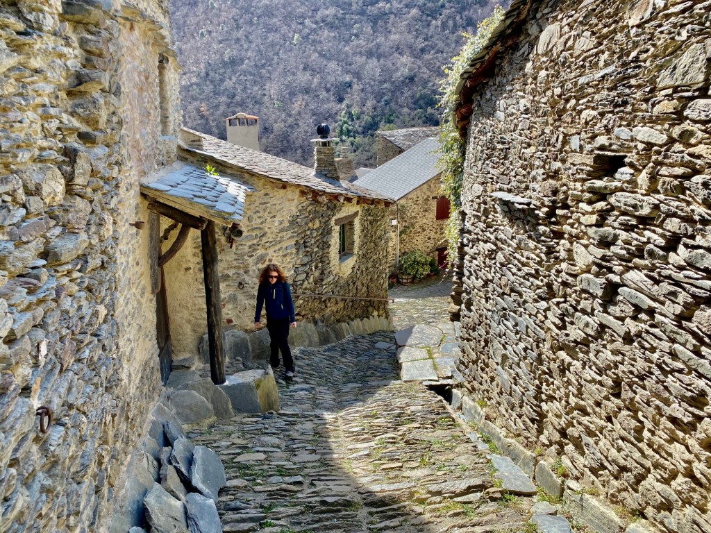 La visite guidée du village médiéval de Evol près de Olette dans les Pyrénées Orientales (Pyrénées Catalanes) sur le massif du Madres
