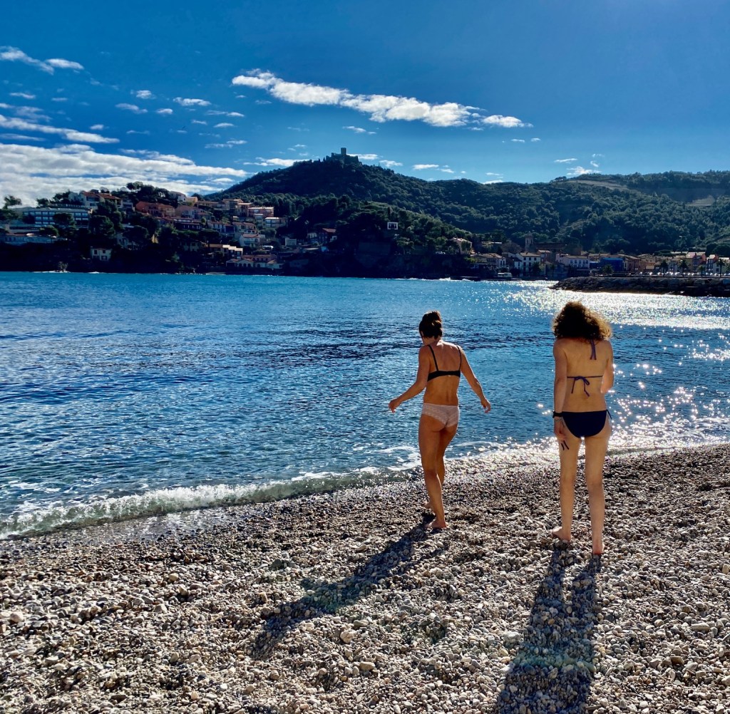 Tentative de bain de mer en plein hiver, le 20 janvier 2022 collioure plage
