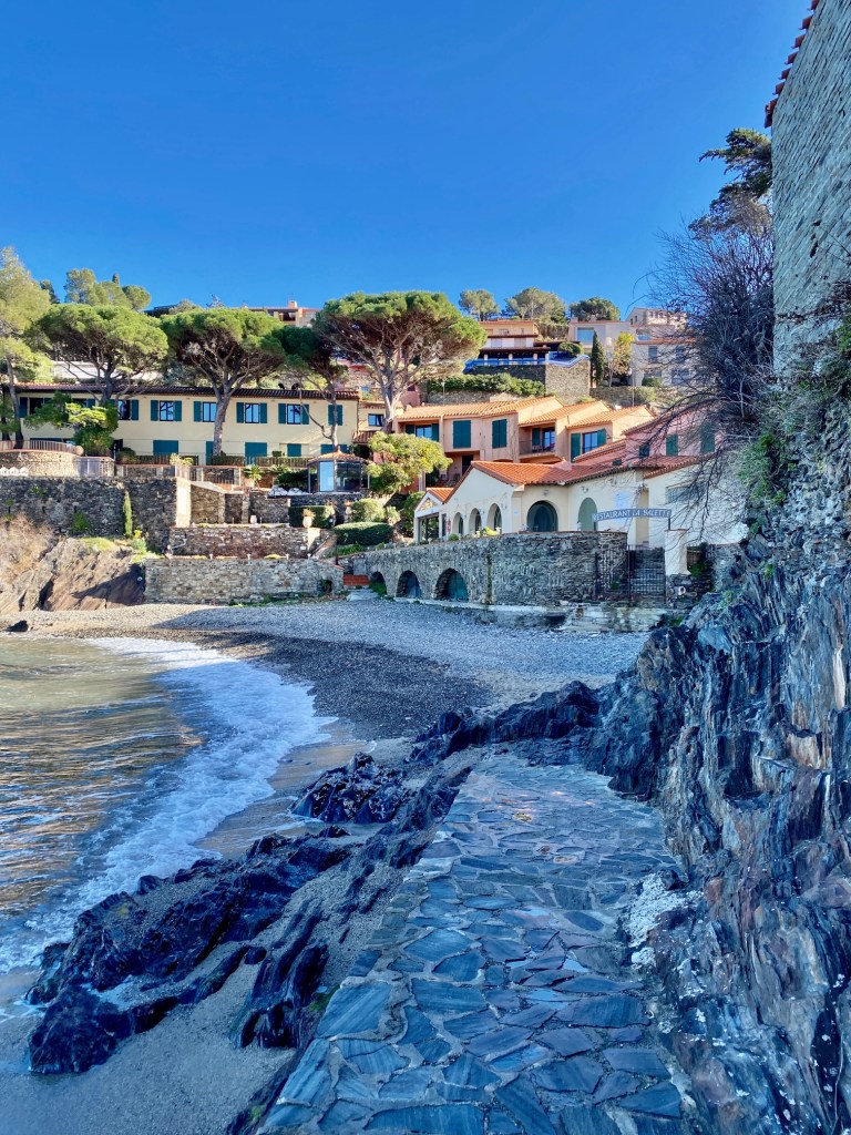 Vue de Collioure depuis la crique sud la ballette naptune restaurant location gite de charme