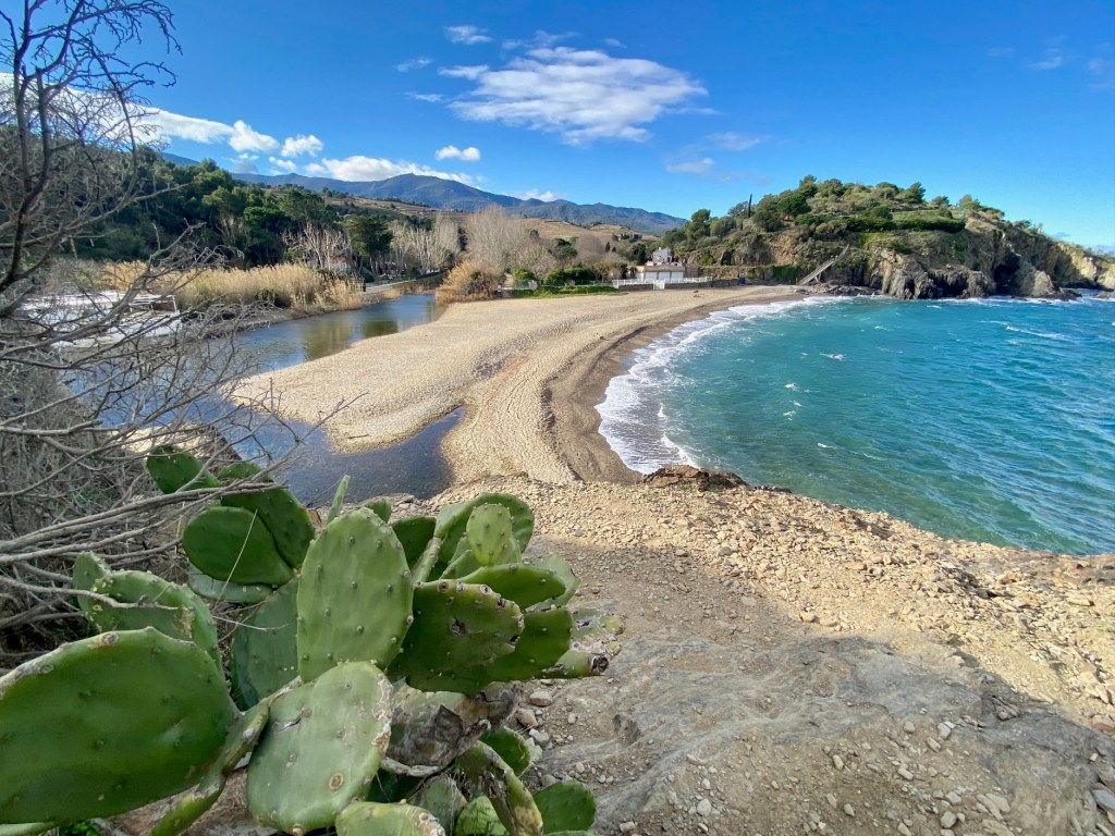 Crique et plage de l'Ouille près de Collioure en hivers depuis le sentier marin