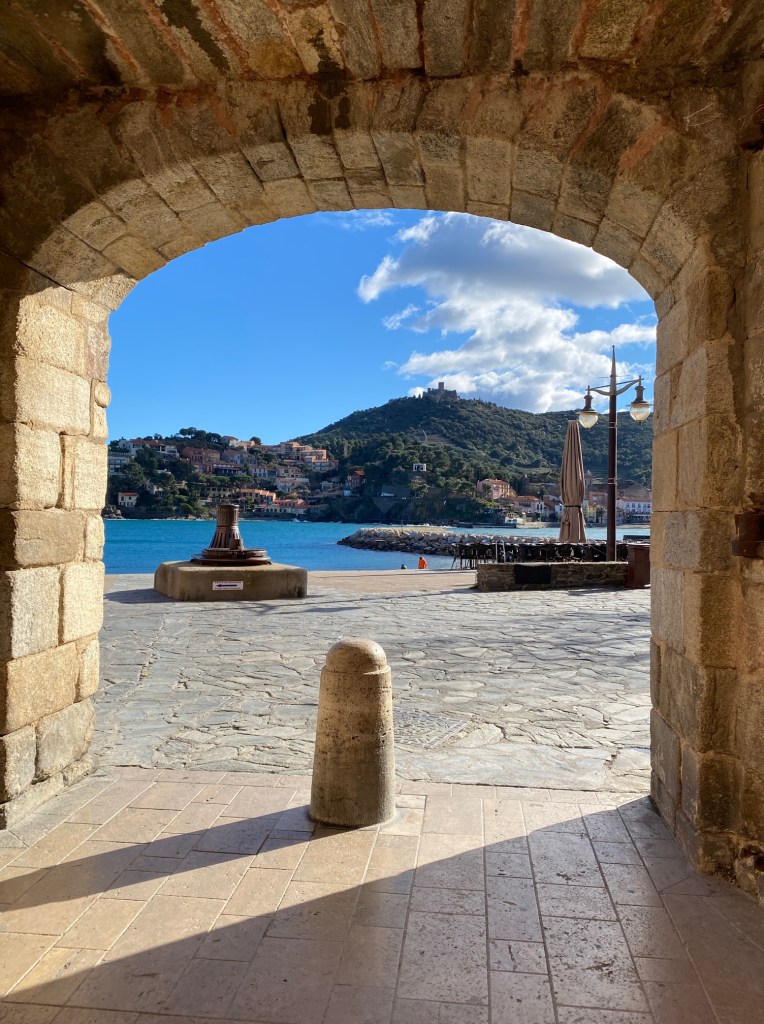 Le Fort Saint Elme vu depuis la plage de Collioure visite balade randonnée gite location saisonière 