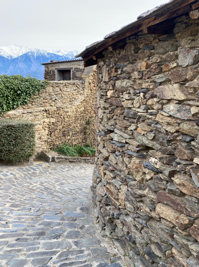 photo du village de jujols pyrénées typique balade coronat madres