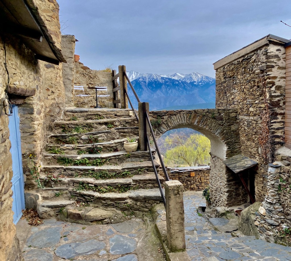 photo du village de jujols pyrénées typique balade coronat superbe