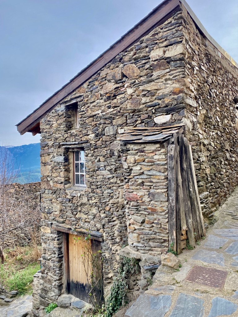 maison a vendre a jujols photo du village de jujols pyrénées typique balade coronat gite