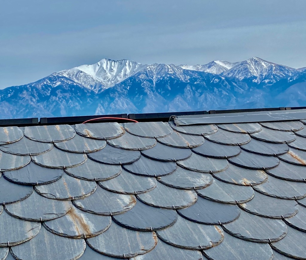 photo du village de jujols pyrénées typique balade coronat schiste lloses ardoise