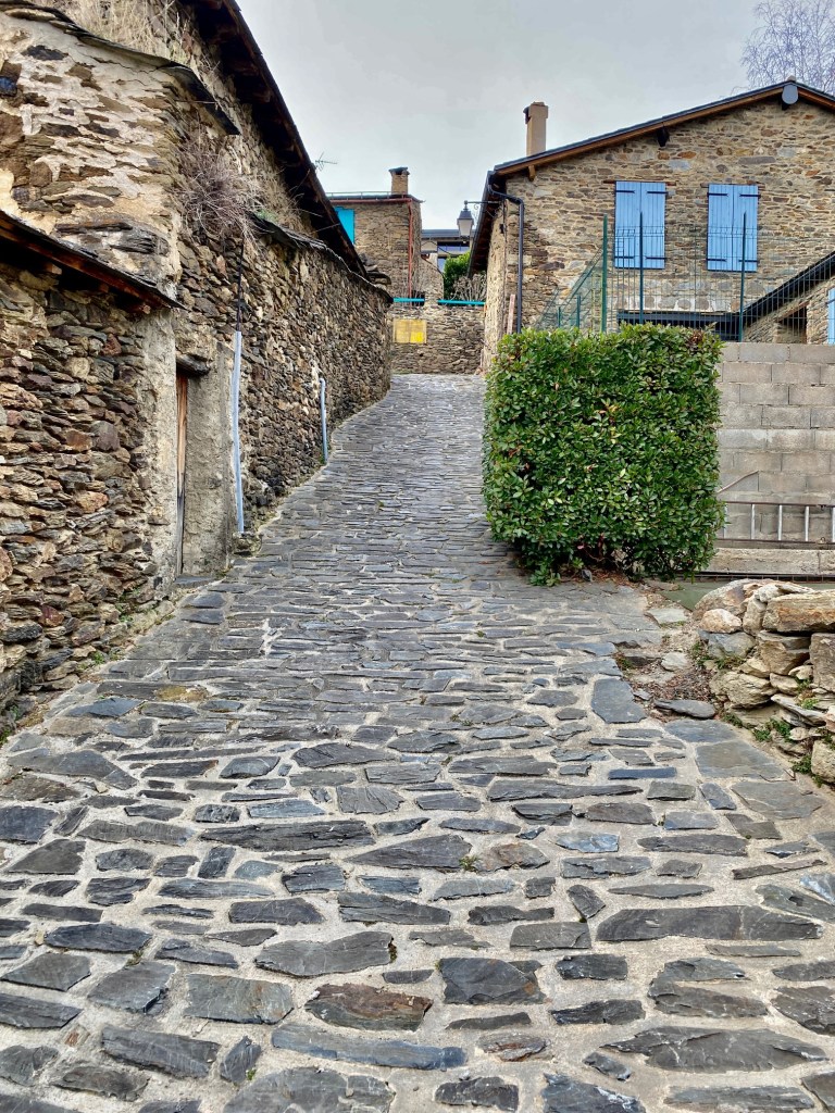photo du village de jujols pyrénées typique balade coronat maison a vendre
