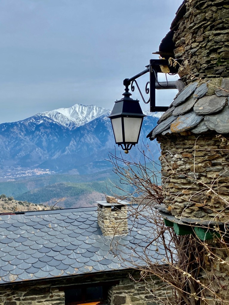 photo du village de jujols pyrénées typique balade coronat