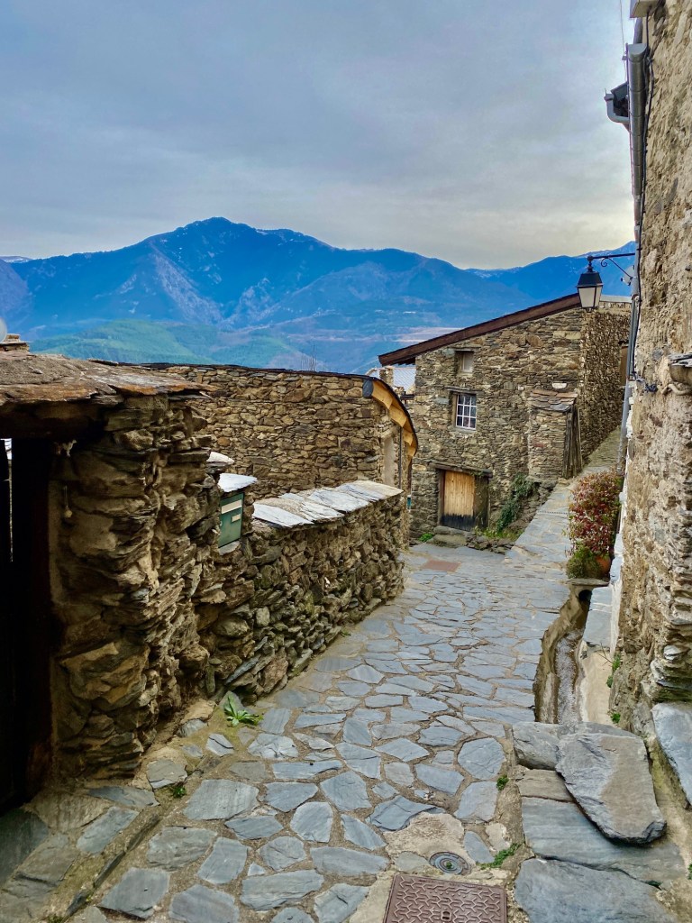 photo du village de jujols pyrénées typique balade coronat têt