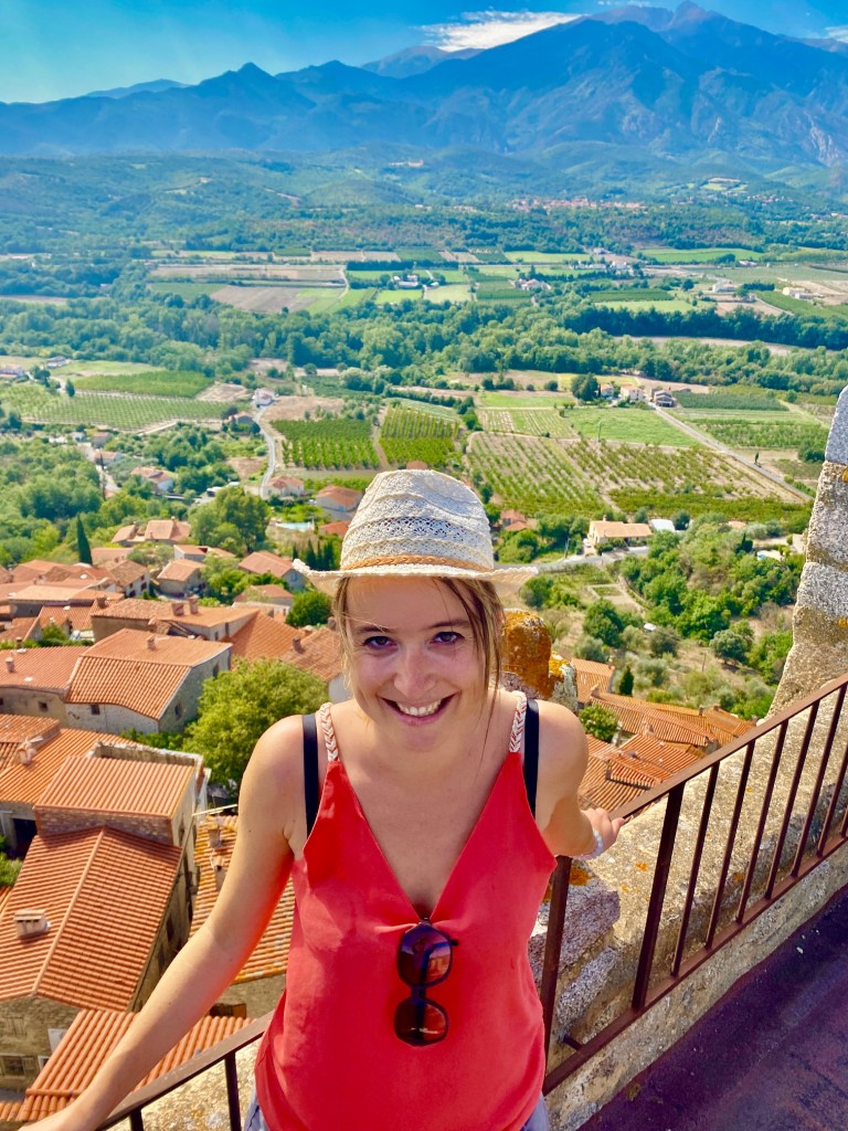 mélissa da costa en haut de l'église clocher du village d'Eus pyrénées "tout le bleu du ciel"
