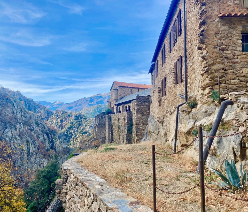 Arrivée magique au site exceptionnel de Saint Martin du Canigou