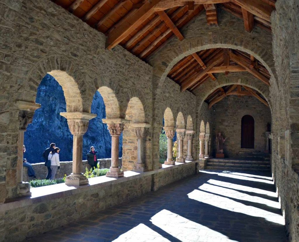 le cloitre meditation saint martin du canigou