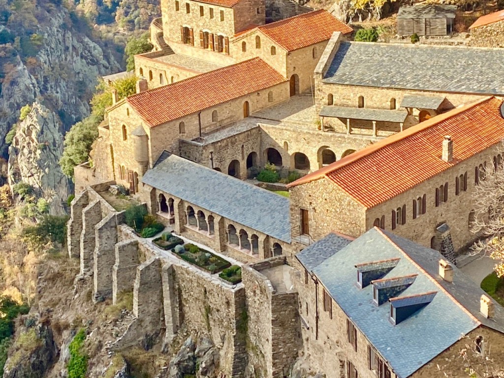 abbaye mysterieuse des pyrenees