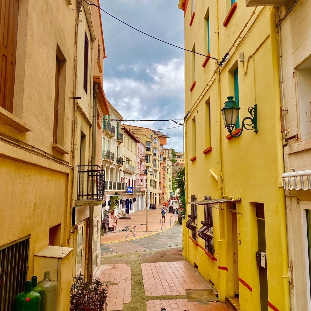 ruelle colorée de cerbere balade village cote vermeille