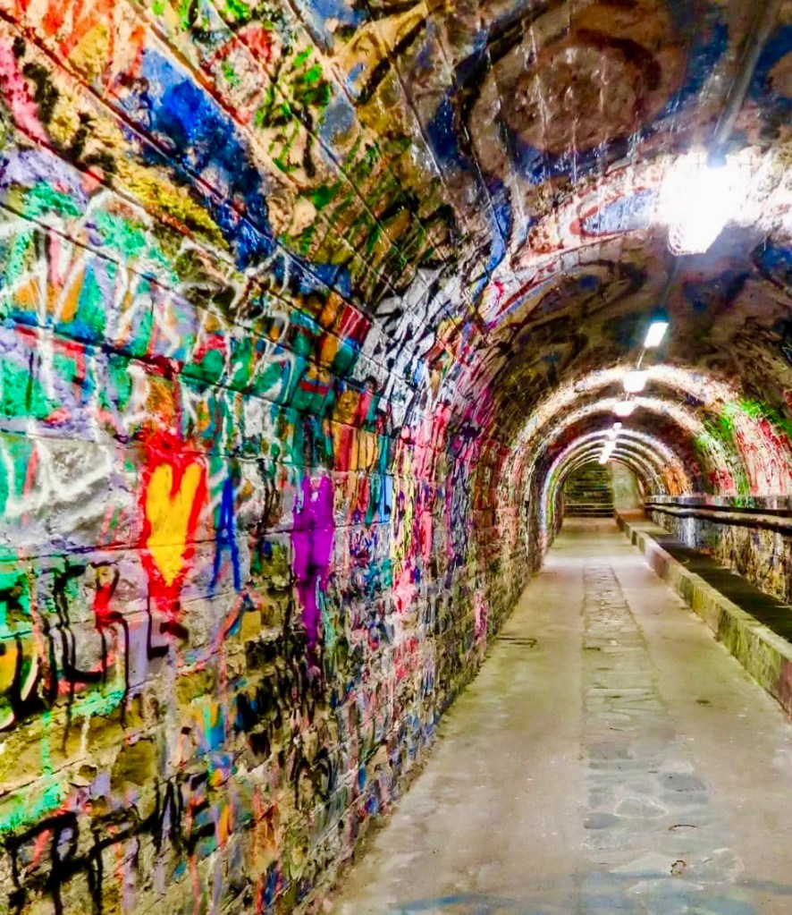 galerie d'art urbain gratuite a Cerbère tunnel tag urbex exploratiuon underground streeart