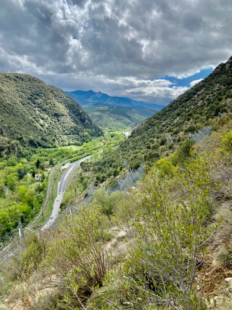 la chapelle de notre dame de vie au dessus de villfranche de conflent pyrénées orientales en randonnée balade en famille 66 tet