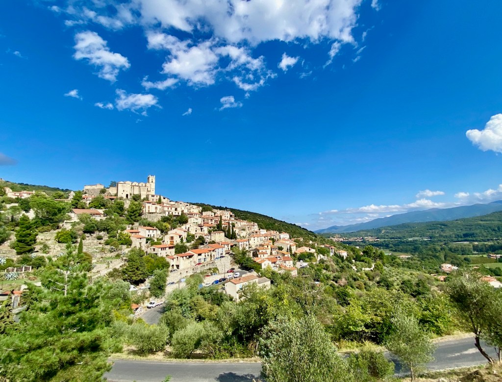 Le village perché face aux pyrénées d'Eus, classé parmi les plus beaux villages de France authentique et pittoresque  jardin de cactus