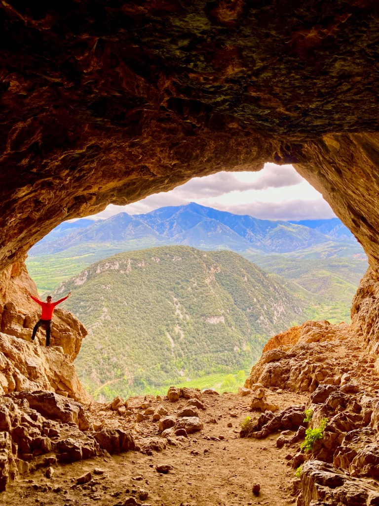 la grotte caverne au dessus  de notre dame de vie au dessus de villfranche de conflent pyrénées orientales en randonnée balade en famille