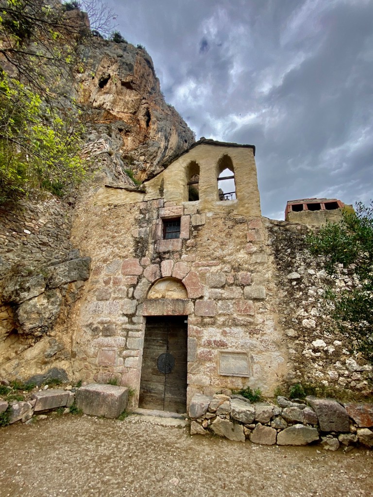 la chapelle de notre dame de vie au dessus de villfranche de conflent pyrénées orientales en randonnée balade en famille