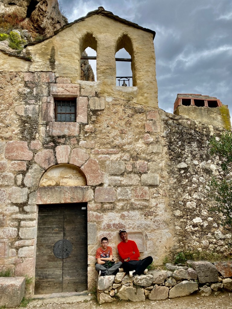 la chapelle de notre dame de vie au dessus de villfranche de conflent pyrénées orientales en randonnée balade en famille romane